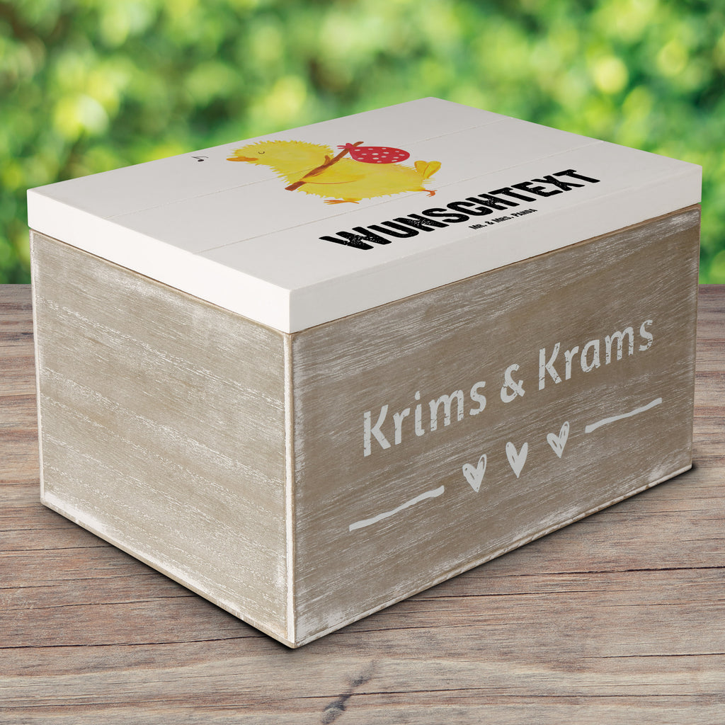 Personalisierte Holzkiste Küken Wanderer Holzkiste mit Namen, Kiste mit Namen, Schatzkiste mit Namen, Truhe mit Namen, Schatulle mit Namen, Erinnerungsbox mit Namen, Erinnerungskiste, mit Namen, Dekokiste mit Namen, Aufbewahrungsbox mit Namen, Holzkiste Personalisiert, Kiste Personalisiert, Schatzkiste Personalisiert, Truhe Personalisiert, Schatulle Personalisiert, Erinnerungsbox Personalisiert, Erinnerungskiste Personalisiert, Dekokiste Personalisiert, Aufbewahrungsbox Personalisiert, Geschenkbox personalisiert, GEschenkdose personalisiert, Ostern, Osterhase, Ostergeschenke, Osternest, Osterdeko, Geschenke zu Ostern, Ostern Geschenk, Ostergeschenke Kinder, Ostern Kinder, Küken, Osterei, Ostereier, Ei, Frühlingsgefühle, Freude, Grüße, liebe Grüße, Frohe Ostern, Ostergrüße, Flausen, Wunder, Reisen, Weltenbummler, Zeit, Zeitmanagement, Backpacker