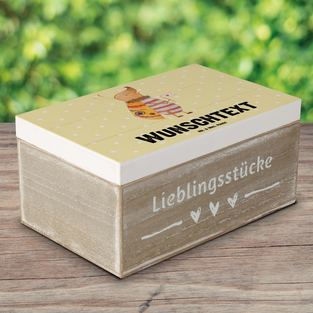 Personalisierte Holzkiste Nachtfalter Fähnchen Holzkiste mit Namen, Kiste mit Namen, Schatzkiste mit Namen, Truhe mit Namen, Schatulle mit Namen, Erinnerungsbox mit Namen, Erinnerungskiste, mit Namen, Dekokiste mit Namen, Aufbewahrungsbox mit Namen, Holzkiste Personalisiert, Kiste Personalisiert, Schatzkiste Personalisiert, Truhe Personalisiert, Schatulle Personalisiert, Erinnerungsbox Personalisiert, Erinnerungskiste Personalisiert, Dekokiste Personalisiert, Aufbewahrungsbox Personalisiert, Geschenkbox personalisiert, GEschenkdose personalisiert, Tiermotive, Gute Laune, lustige Sprüche, Tiere, Nachtfalter, Käfer, Spruch lustig, Spruch witzig, süß, niedlich, Küche Deko, Was kostet die Welt