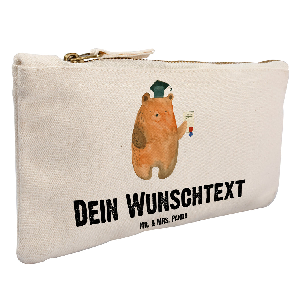 Personalisierte Schminktasche Prüfungsbär Personalisierte Schminktasche, Personalisierte Kosmetiktasche, Personalisierter Kosmetikbeutel, Personalisiertes Stiftemäppchen, Personalisiertes Etui, Personalisierte Federmappe, Personalisierte Makeup Bag, Personalisiertes Schminketui, Personalisiertes Kosmetiketui, Personalisiertes Schlamperetui, Schminktasche mit Namen, Kosmetiktasche mit Namen, Kosmetikbeutel mit Namen, Stiftemäppchen mit Namen, Etui mit Namen, Federmappe mit Namen, Makeup Bg mit Namen, Schminketui mit Namen, Kosmetiketui mit Namen, Schlamperetui mit Namen, Schminktasche personalisieren, Schminktasche bedrucken, Schminktasche selbst gestalten, Bär, Teddy, Teddybär, Abitur, Prüfungen, Prüfung bestanden, Abschluss, Zeugnis, Abschlusszeugnis