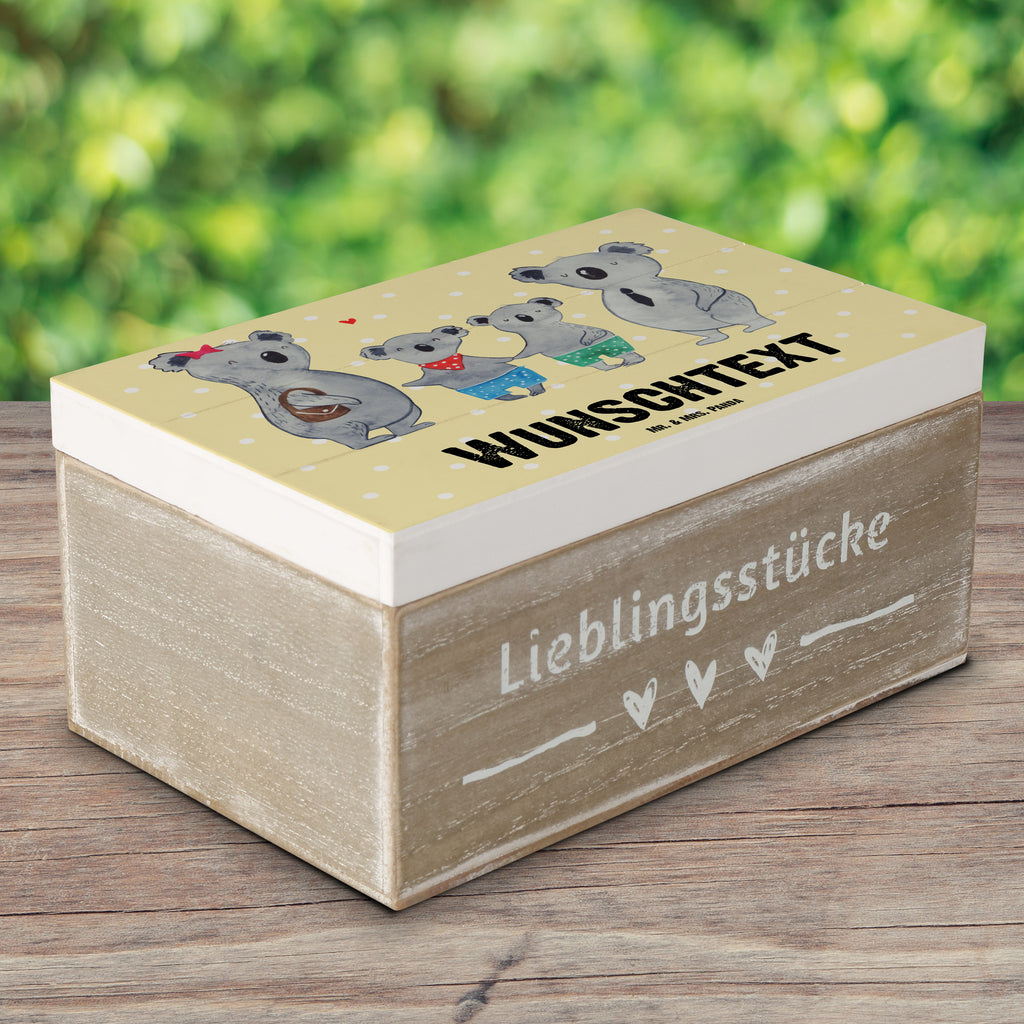 Personalisierte Holzkiste Koala Familie zwei Holzkiste mit Namen, Kiste mit Namen, Schatzkiste mit Namen, Truhe mit Namen, Schatulle mit Namen, Erinnerungsbox mit Namen, Erinnerungskiste, mit Namen, Dekokiste mit Namen, Aufbewahrungsbox mit Namen, Holzkiste Personalisiert, Kiste Personalisiert, Schatzkiste Personalisiert, Truhe Personalisiert, Schatulle Personalisiert, Erinnerungsbox Personalisiert, Erinnerungskiste Personalisiert, Dekokiste Personalisiert, Aufbewahrungsbox Personalisiert, Geschenkbox personalisiert, GEschenkdose personalisiert, Familie, Vatertag, Muttertag, Bruder, Schwester, Mama, Papa, Oma, Opa, Koala, Koalabär, beste Familie, Familienzeit, Familienleben, Koalafamilie, Lieblingsfamilie