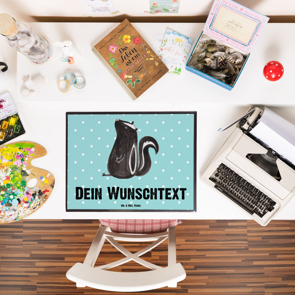 Personalisierte Schreibtischunterlage Stinktier sitzend Personalisierte Schreibunterlage, Personalisierte Schreibtischauflage, Personalisierte Schreibtisch Unterlagen, Schreibunterlage mit Namen, Schreibtischauflage mit Namen, Schreibtisch Unterlagen mit Namen, Selbst gestalten, Namensaufdruck, Namenspersonalisierung, Stinktier, Skunk, Wildtier, Raubtier, Stinker, Stinki, Spruch, Büro, Recht, Besserwisser