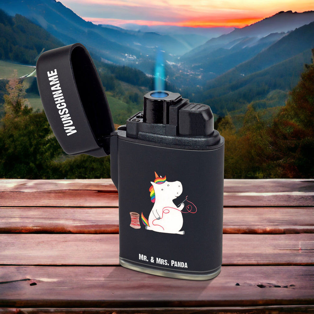 Personalisiertes Feuerzeug Einhorn Näherin Personalisiertes Feuerzeug, Personalisiertes Gas-Feuerzeug, Personalisiertes Sturmfeuerzeug, Feuerzeug bedrucken, Feuerzeug personalisiert, Feuerzeug personalisieren, Feuerzeug selbst gestalten, Feuerzeug Geschenkidee, Feuerzeug als Geschenk, Geschenk Feuerzeug, Feuerzeug Geschenk, Feuerzeug mit Name, Feuerzeug mit Namen, Besonderes Feuerzeug, Einhorn, Einhörner, Einhorn Deko, Pegasus, Unicorn, Näherin, nähen, Mädchen, Freundin, Häkeln, Stricken, basteln, Nähzimmer