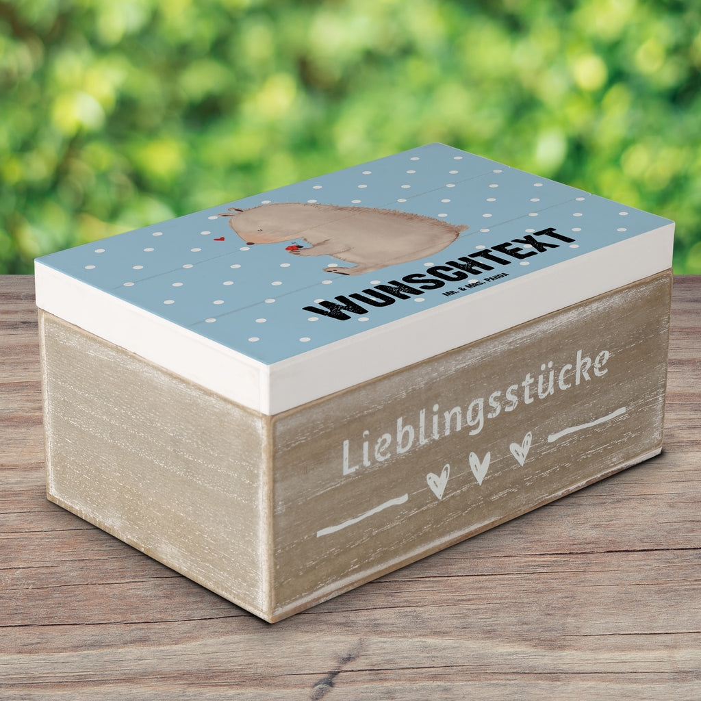 Personalisierte Holzkiste Bär Marienkäfer Holzkiste mit Namen, Kiste mit Namen, Schatzkiste mit Namen, Truhe mit Namen, Schatulle mit Namen, Erinnerungsbox mit Namen, Erinnerungskiste, mit Namen, Dekokiste mit Namen, Aufbewahrungsbox mit Namen, Holzkiste Personalisiert, Kiste Personalisiert, Schatzkiste Personalisiert, Truhe Personalisiert, Schatulle Personalisiert, Erinnerungsbox Personalisiert, Erinnerungskiste Personalisiert, Dekokiste Personalisiert, Aufbewahrungsbox Personalisiert, Geschenkbox personalisiert, GEschenkdose personalisiert, Bär, Teddy, Teddybär, Marienkäfer, Liebe, Freiheit, Motivation, Das Leben ist schön