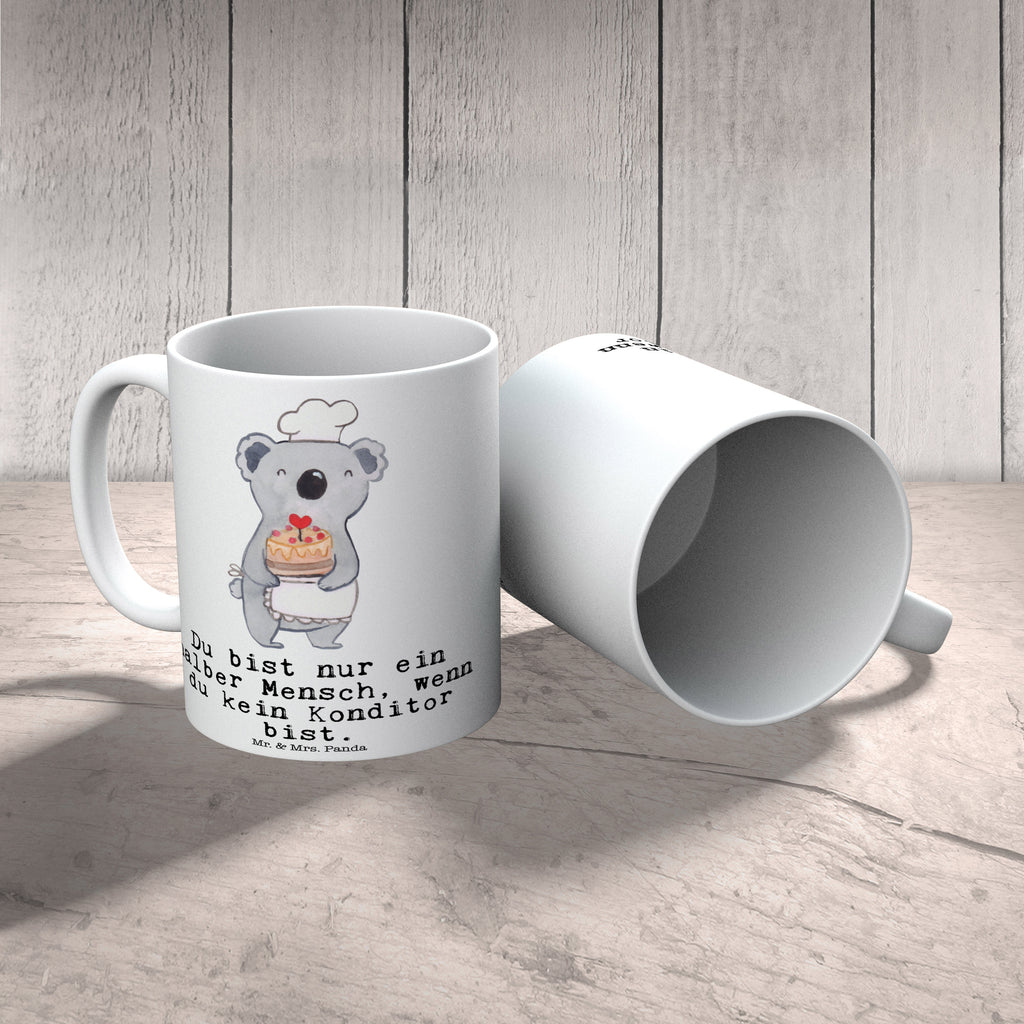 Tasse Konditor mit Herz Tasse, Kaffeetasse, Teetasse, Becher, Kaffeebecher, Teebecher, Keramiktasse, Porzellantasse, Büro Tasse, Geschenk Tasse, Tasse Sprüche, Tasse Motive, Beruf, Ausbildung, Jubiläum, Abschied, Rente, Kollege, Kollegin, Geschenk, Schenken, Arbeitskollege, Mitarbeiter, Firma, Danke, Dankeschön, Konditor, Kuchenbäcker, Patissier, Confiseur, Bäcker