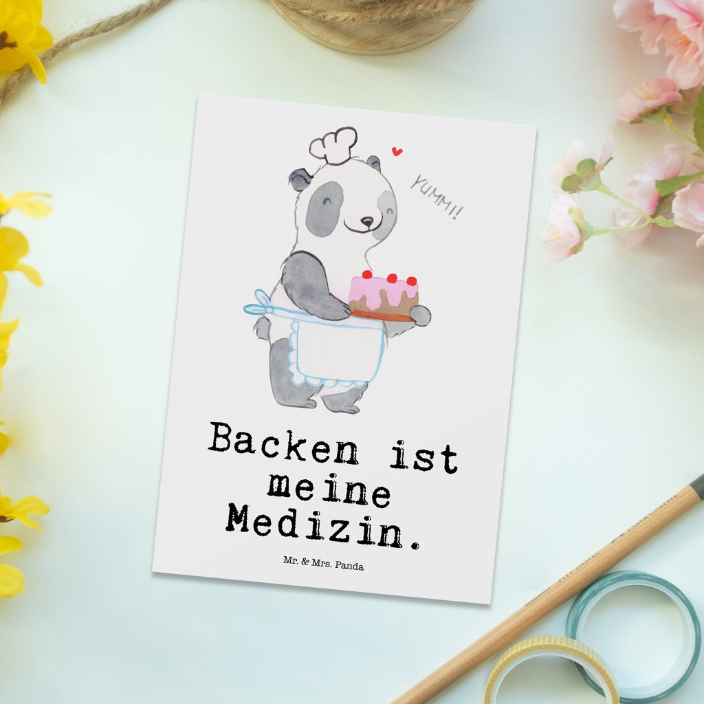 Postkarte Panda Backen Postkarte, Karte, Geschenkkarte, Grußkarte, Einladung, Ansichtskarte, Geburtstagskarte, Einladungskarte, Dankeskarte, Ansichtskarten, Einladung Geburtstag, Einladungskarten Geburtstag, Geschenk, Sport, Sportart, Hobby, Schenken, Danke, Dankeschön, Auszeichnung, Gewinn, Sportler, backen, Hobbybäcker, Kuchen backen