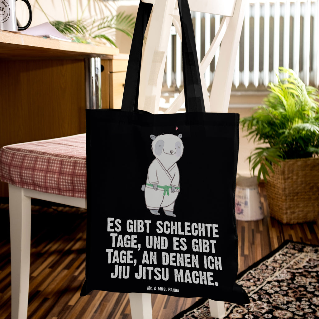 Tragetasche Panda Jiu Jitsu Tage Beuteltasche, Beutel, Einkaufstasche, Jutebeutel, Stoffbeutel, Tasche, Shopper, Umhängetasche, Strandtasche, Schultertasche, Stofftasche, Tragetasche, Badetasche, Jutetasche, Einkaufstüte, Laptoptasche, Geschenk, Sport, Sportart, Hobby, Schenken, Danke, Dankeschön, Auszeichnung, Gewinn, Sportler, Jiu Jitsu, japanische Kampfkunst, Selbstverteidigung