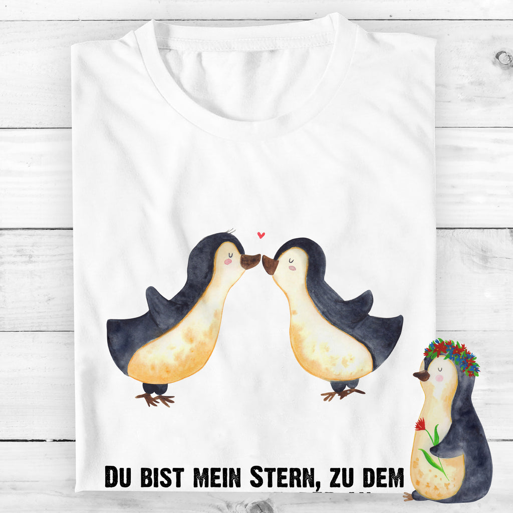 T-Shirt Standard Pinguin Liebe T-Shirt, Shirt, Tshirt, Lustiges T-Shirt, T-Shirt mit Spruch, Party, Junggesellenabschied, Jubiläum, Geburstag, Herrn, Damen, Männer, Frauen, Schlafshirt, Nachthemd, Sprüche, Liebe, Partner, Freund, Freundin, Ehemann, Ehefrau, Heiraten, Verlobung, Heiratsantrag, Liebesgeschenk, Jahrestag, Hocheitstag, Pinguin, Pinguine, Pinguin Paar, Pinguinpaar, Pinguin Liebe, Paar, Pärchen. Liebespaar, Liebesbeweis, Liebesspruch, Hochzeitstag, Geschenk Freund, Geschenk Freundin, Verlobte, Verlobter, Love, Geschenk Hochzeitstag, Geschenkidee, Hochzeit, Gastgeschenk