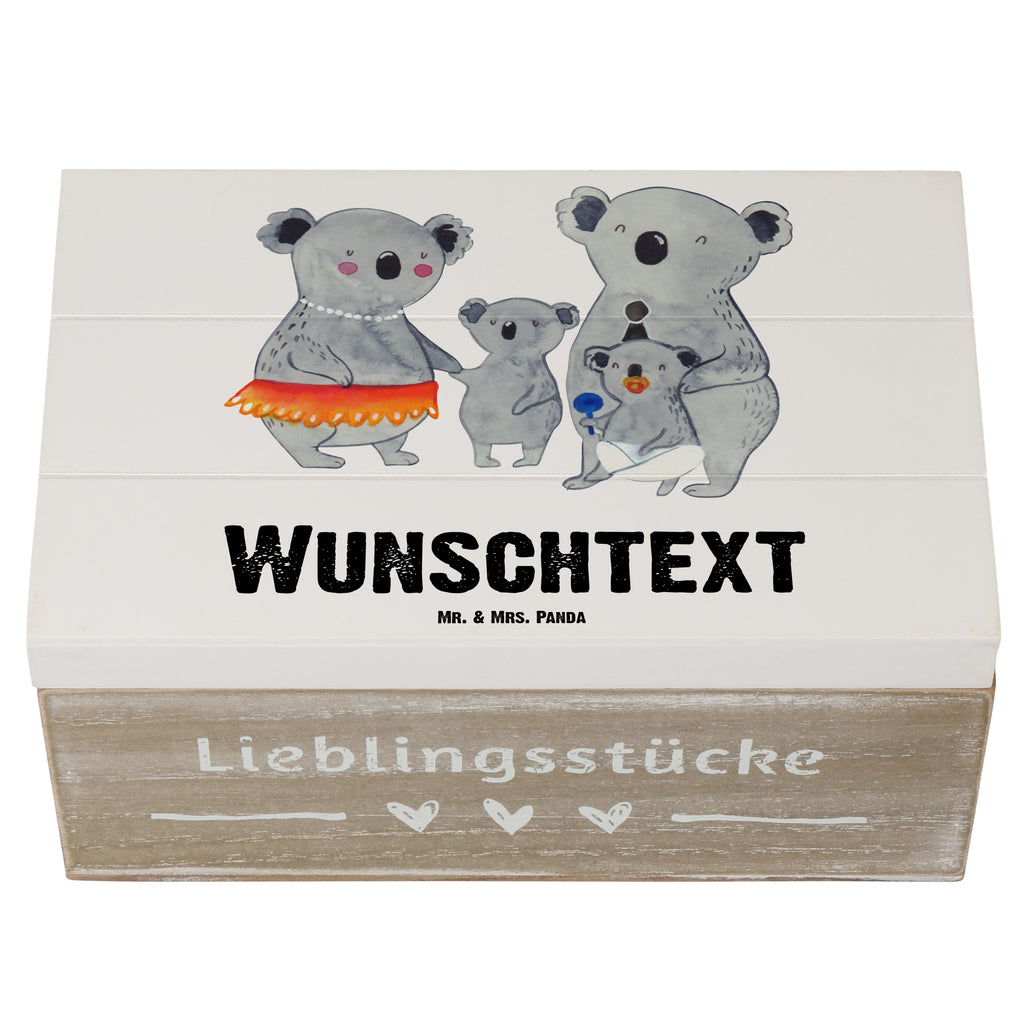 Personalisierte Holzkiste Koala Familie Holzkiste mit Namen, Kiste mit Namen, Schatzkiste mit Namen, Truhe mit Namen, Schatulle mit Namen, Erinnerungsbox mit Namen, Erinnerungskiste, mit Namen, Dekokiste mit Namen, Aufbewahrungsbox mit Namen, Holzkiste Personalisiert, Kiste Personalisiert, Schatzkiste Personalisiert, Truhe Personalisiert, Schatulle Personalisiert, Erinnerungsbox Personalisiert, Erinnerungskiste Personalisiert, Dekokiste Personalisiert, Aufbewahrungsbox Personalisiert, Geschenkbox personalisiert, GEschenkdose personalisiert, Familie, Vatertag, Muttertag, Bruder, Schwester, Mama, Papa, Oma, Opa, Koala, Koalas, Family, Kinder, Geschwister, Familienleben