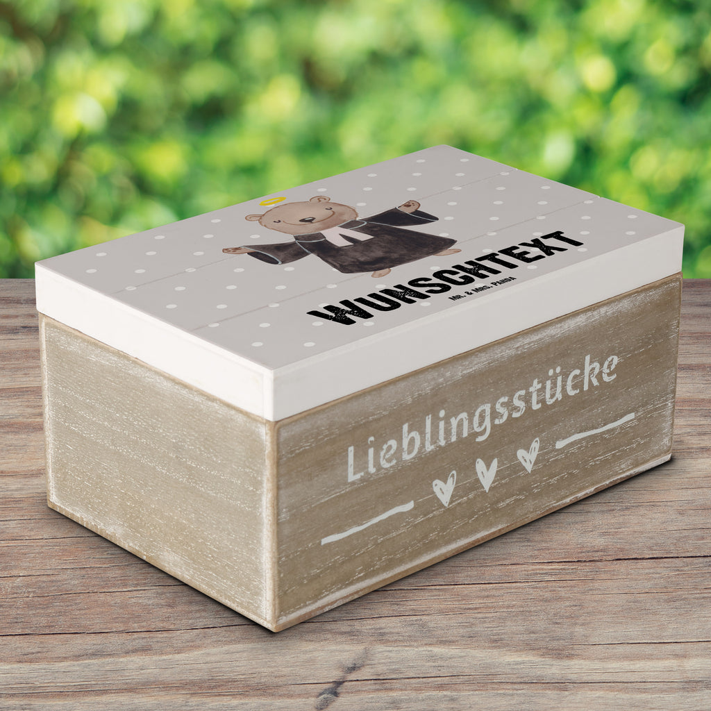 Personalisierte Holzkiste Pfarrer mit Herz Holzkiste mit Namen, Kiste mit Namen, Schatzkiste mit Namen, Truhe mit Namen, Schatulle mit Namen, Erinnerungsbox mit Namen, Erinnerungskiste, mit Namen, Dekokiste mit Namen, Aufbewahrungsbox mit Namen, Holzkiste Personalisiert, Kiste Personalisiert, Schatzkiste Personalisiert, Truhe Personalisiert, Schatulle Personalisiert, Erinnerungsbox Personalisiert, Erinnerungskiste Personalisiert, Dekokiste Personalisiert, Aufbewahrungsbox Personalisiert, Geschenkbox personalisiert, GEschenkdose personalisiert, Beruf, Ausbildung, Jubiläum, Abschied, Rente, Kollege, Kollegin, Geschenk, Schenken, Arbeitskollege, Mitarbeiter, Firma, Danke, Dankeschön, Pastor, Diener Gottes<br />Geistlicher, Pfarrer, Prediger<br />Priester, Theologe, Kirche