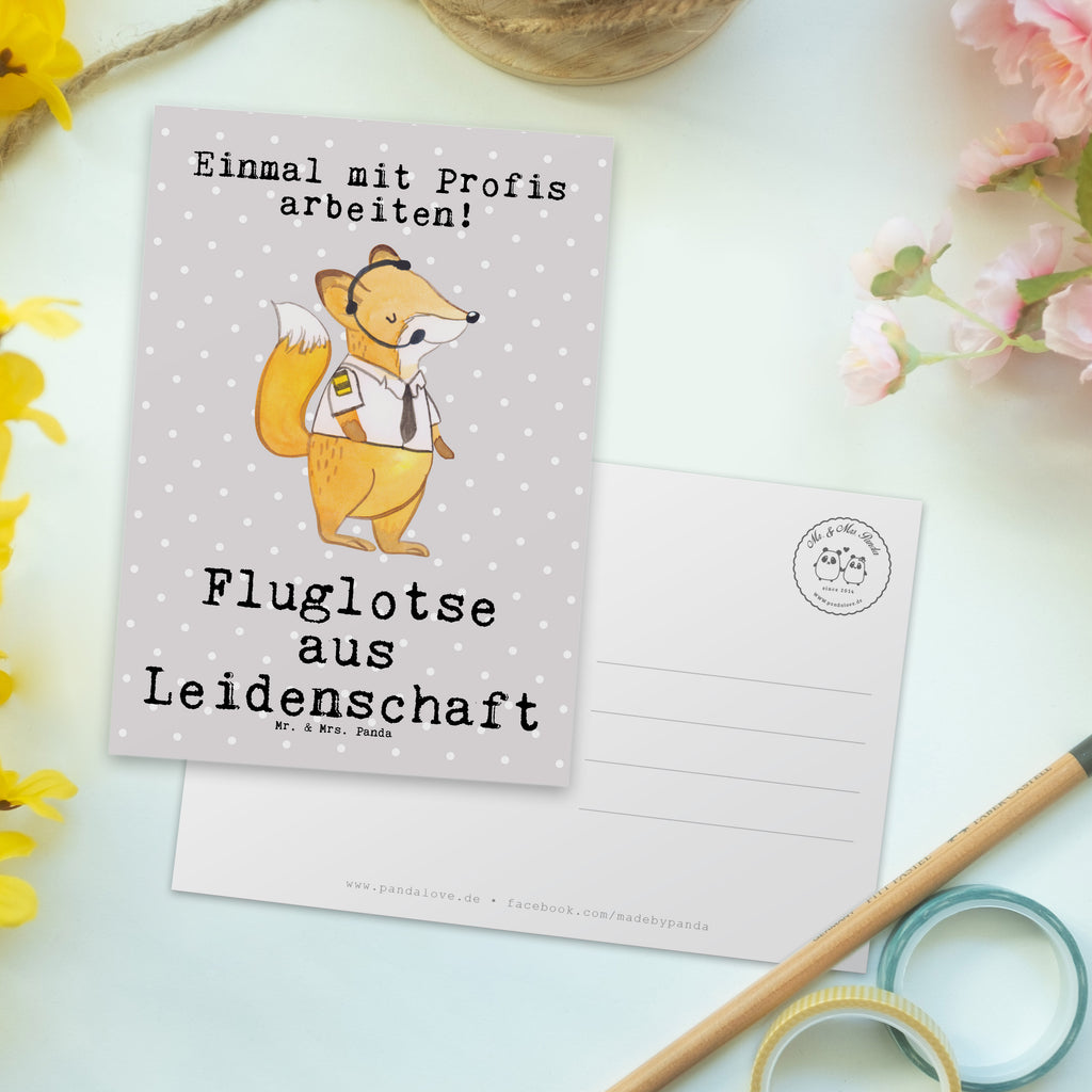 Postkarte Fluglotse aus Leidenschaft Postkarte, Karte, Geschenkkarte, Grußkarte, Einladung, Ansichtskarte, Geburtstagskarte, Einladungskarte, Dankeskarte, Ansichtskarten, Einladung Geburtstag, Einladungskarten Geburtstag, Beruf, Ausbildung, Jubiläum, Abschied, Rente, Kollege, Kollegin, Geschenk, Schenken, Arbeitskollege, Mitarbeiter, Firma, Danke, Dankeschön, Fluglotse, Flugverkehrsleiter, Luftfahrtpersonal, Flugsicherung