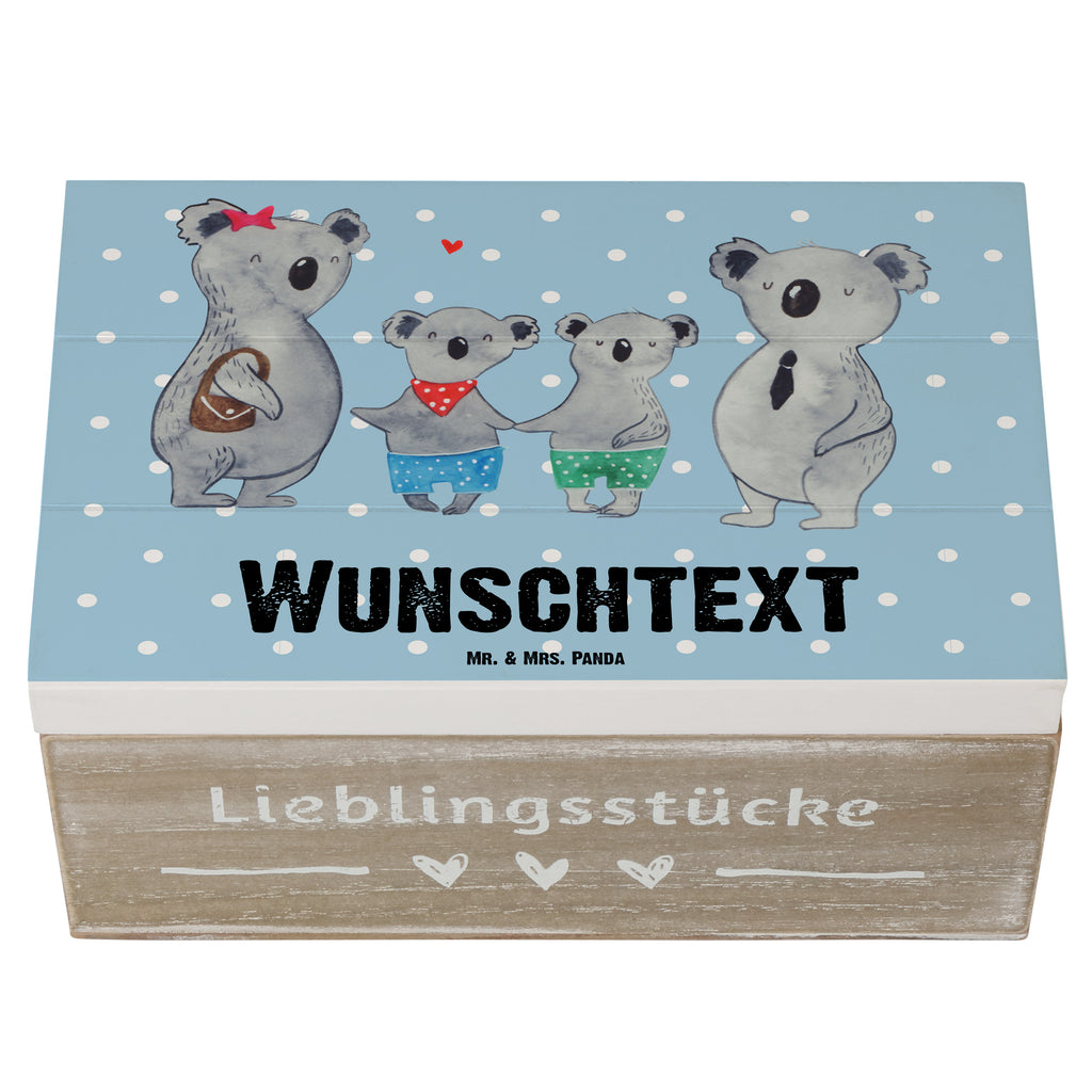 Personalisierte Holzkiste Koala Familie zwei Holzkiste mit Namen, Kiste mit Namen, Schatzkiste mit Namen, Truhe mit Namen, Schatulle mit Namen, Erinnerungsbox mit Namen, Erinnerungskiste, mit Namen, Dekokiste mit Namen, Aufbewahrungsbox mit Namen, Holzkiste Personalisiert, Kiste Personalisiert, Schatzkiste Personalisiert, Truhe Personalisiert, Schatulle Personalisiert, Erinnerungsbox Personalisiert, Erinnerungskiste Personalisiert, Dekokiste Personalisiert, Aufbewahrungsbox Personalisiert, Geschenkbox personalisiert, GEschenkdose personalisiert, Familie, Vatertag, Muttertag, Bruder, Schwester, Mama, Papa, Oma, Opa, Koala, Koalabär, beste Familie, Familienzeit, Familienleben, Koalafamilie, Lieblingsfamilie