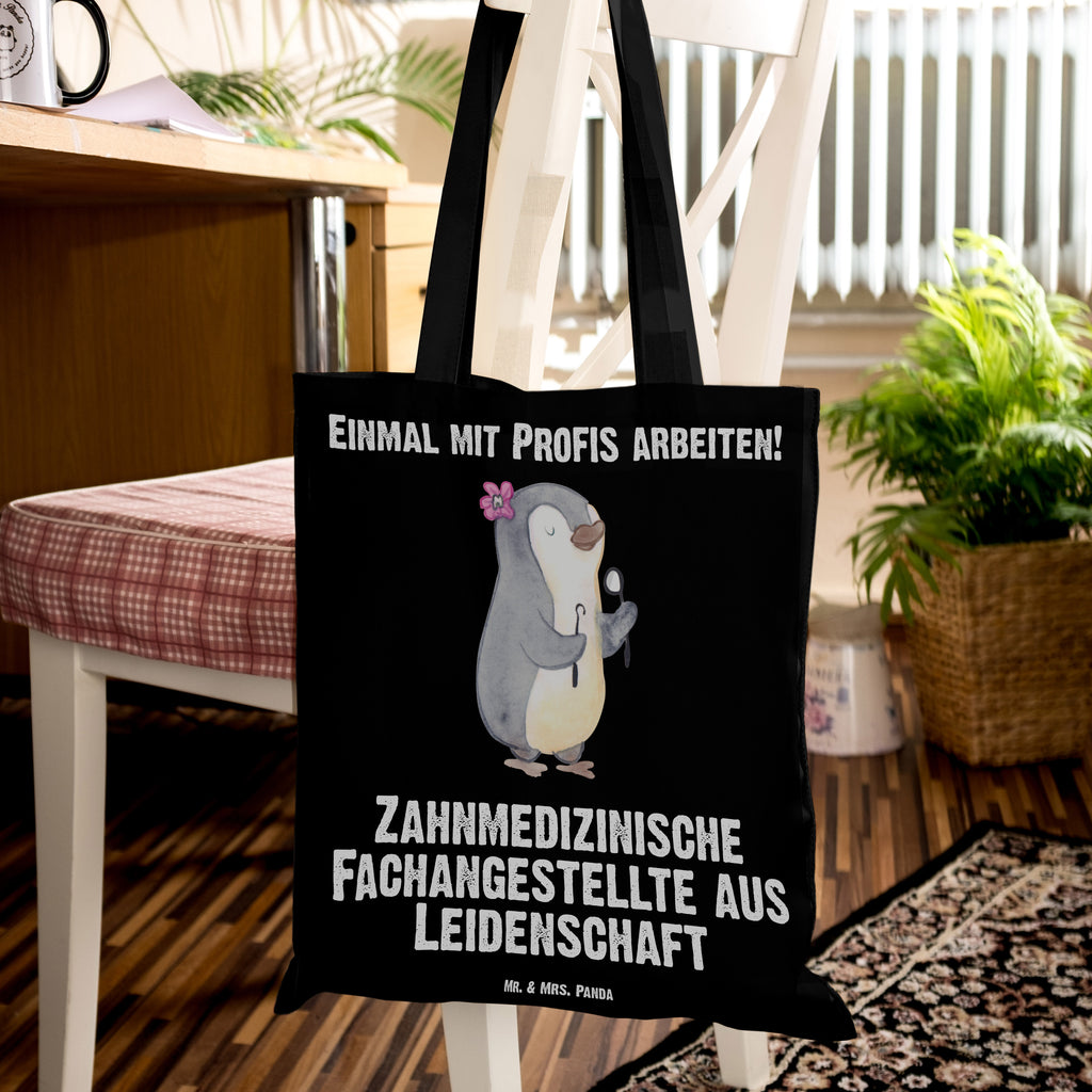 Tragetasche Zahnmedizinische Fachangestellte aus Leidenschaft Beuteltasche, Beutel, Einkaufstasche, Jutebeutel, Stoffbeutel, Tasche, Shopper, Umhängetasche, Strandtasche, Schultertasche, Stofftasche, Tragetasche, Badetasche, Jutetasche, Einkaufstüte, Laptoptasche, Beruf, Ausbildung, Jubiläum, Abschied, Rente, Kollege, Kollegin, Geschenk, Schenken, Arbeitskollege, Mitarbeiter, Firma, Danke, Dankeschön