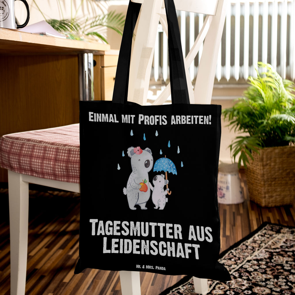 Tragetasche Tagesmutter aus Leidenschaft Beuteltasche, Beutel, Einkaufstasche, Jutebeutel, Stoffbeutel, Tasche, Shopper, Umhängetasche, Strandtasche, Schultertasche, Stofftasche, Tragetasche, Badetasche, Jutetasche, Einkaufstüte, Laptoptasche, Beruf, Ausbildung, Jubiläum, Abschied, Rente, Kollege, Kollegin, Geschenk, Schenken, Arbeitskollege, Mitarbeiter, Firma, Danke, Dankeschön