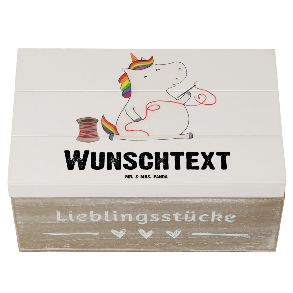 Personalisierte Holzkiste Einhorn Näherin Holzkiste mit Namen, Kiste mit Namen, Schatzkiste mit Namen, Truhe mit Namen, Schatulle mit Namen, Erinnerungsbox mit Namen, Erinnerungskiste, mit Namen, Dekokiste mit Namen, Aufbewahrungsbox mit Namen, Holzkiste Personalisiert, Kiste Personalisiert, Schatzkiste Personalisiert, Truhe Personalisiert, Schatulle Personalisiert, Erinnerungsbox Personalisiert, Erinnerungskiste Personalisiert, Dekokiste Personalisiert, Aufbewahrungsbox Personalisiert, Geschenkbox personalisiert, GEschenkdose personalisiert, Einhorn, Einhörner, Einhorn Deko, Pegasus, Unicorn, Näherin, nähen, Mädchen, Freundin, Häkeln, Stricken, basteln, Nähzimmer