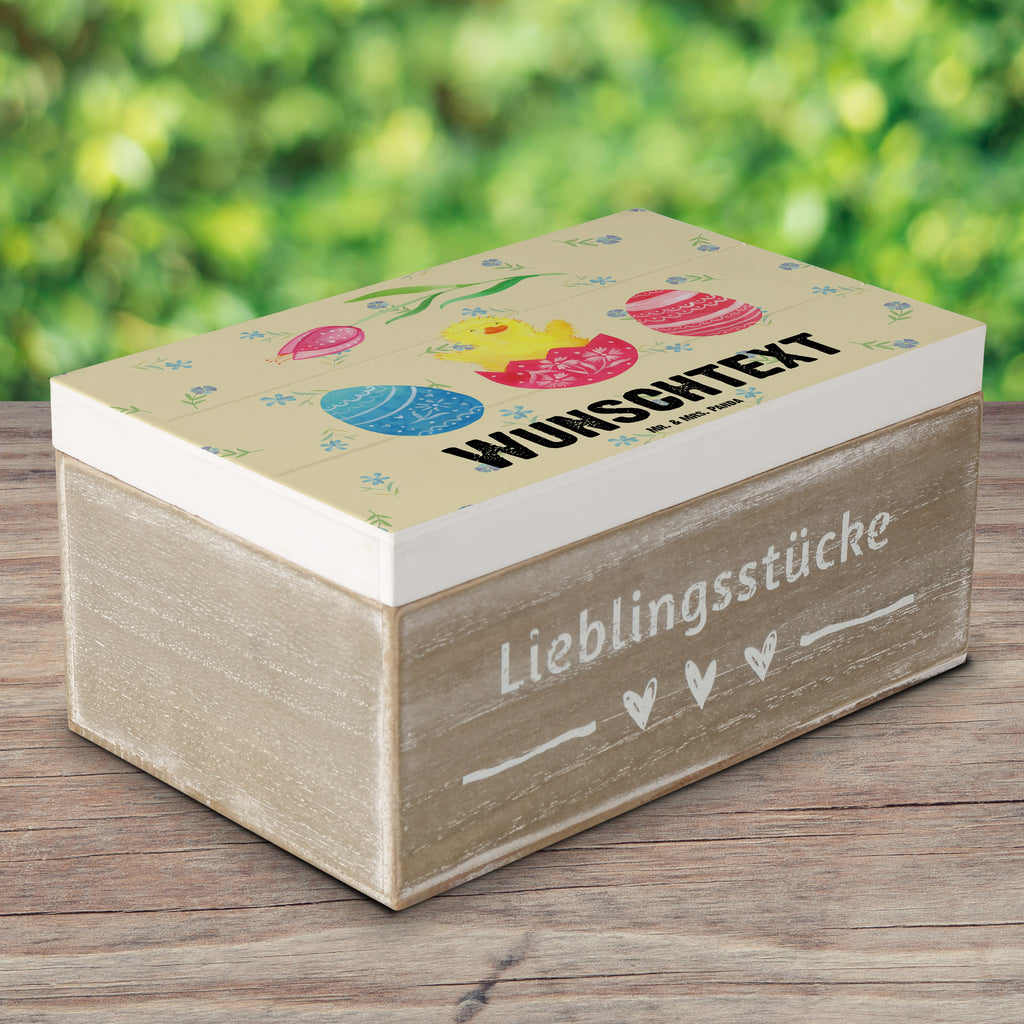 Personalisierte Holzkiste Küken geschlüpft Holzkiste mit Namen, Kiste mit Namen, Schatzkiste mit Namen, Truhe mit Namen, Schatulle mit Namen, Erinnerungsbox mit Namen, Erinnerungskiste, mit Namen, Dekokiste mit Namen, Aufbewahrungsbox mit Namen, Holzkiste Personalisiert, Kiste Personalisiert, Schatzkiste Personalisiert, Truhe Personalisiert, Schatulle Personalisiert, Erinnerungsbox Personalisiert, Erinnerungskiste Personalisiert, Dekokiste Personalisiert, Aufbewahrungsbox Personalisiert, Geschenkbox personalisiert, GEschenkdose personalisiert, Ostern, Osterhase, Ostergeschenke, Osternest, Osterdeko, Geschenke zu Ostern, Ostern Geschenk, Ostergeschenke Kinder, Ostern Kinder, Küken, Osterei, Ostereier, Ei, Frühlingsgefühle, Freude, Grüße, liebe Grüße, Frohe Ostern, Ostergrüße