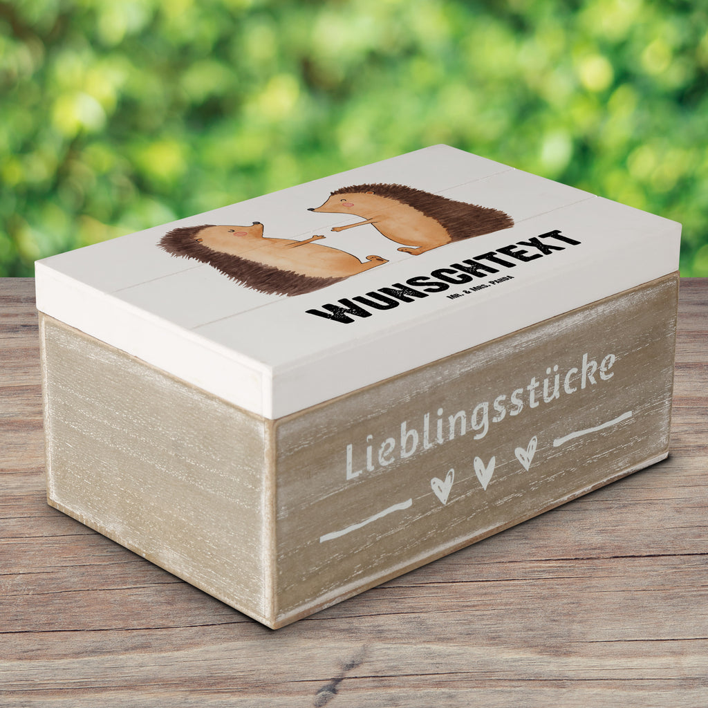 Personalisierte Holzkiste Igel Liebe Holzkiste mit Namen, Kiste mit Namen, Schatzkiste mit Namen, Truhe mit Namen, Schatulle mit Namen, Erinnerungsbox mit Namen, Erinnerungskiste, mit Namen, Dekokiste mit Namen, Aufbewahrungsbox mit Namen, Holzkiste Personalisiert, Kiste Personalisiert, Schatzkiste Personalisiert, Truhe Personalisiert, Schatulle Personalisiert, Erinnerungsbox Personalisiert, Erinnerungskiste Personalisiert, Dekokiste Personalisiert, Aufbewahrungsbox Personalisiert, Geschenkbox personalisiert, GEschenkdose personalisiert, Liebe, Partner, Freund, Freundin, Ehemann, Ehefrau, Heiraten, Verlobung, Heiratsantrag, Liebesgeschenk, Jahrestag, Hocheitstag, Verliebt, Verlobt, Verheiratet, Geschenk, Liebesbeweis, Hochzeitstag, Hochzeit, Igel