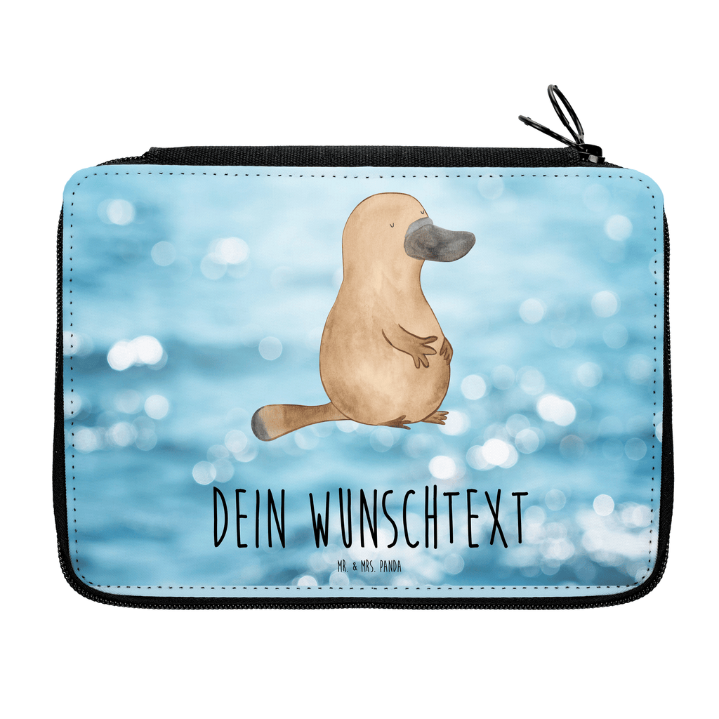 Personalisierte Federmappe Schnabeltier mutig Personalisierte Federmappe, Personalisierte Stiftetasche, PersonalisierteS Stifte Etui, Schule, Einschulung, Geschenk, Kind, Schüler, Schülerin, Personalisierte Stifterolle, PersonalisierteS Federmäppchen, Motiv, Grundschule, Federmäppchen bedruckt, Büro Stifte Etui, Bestückte Federmappe, Kinder Federmappe, Federmappe Einschulung, Federmappe mit Namen, Stiftemappe mit Namen, Stifterolle mit Namen, Federmäppchen mit Namen, Meerestiere, Meer, Urlaub, Schnabeltier, Mut, mutig, Lebensweisheit, Schnabeltiere, Motivation, Training, Büro, Arbeit, Neuanfang, Neustart, Weltreise, Raodtrip