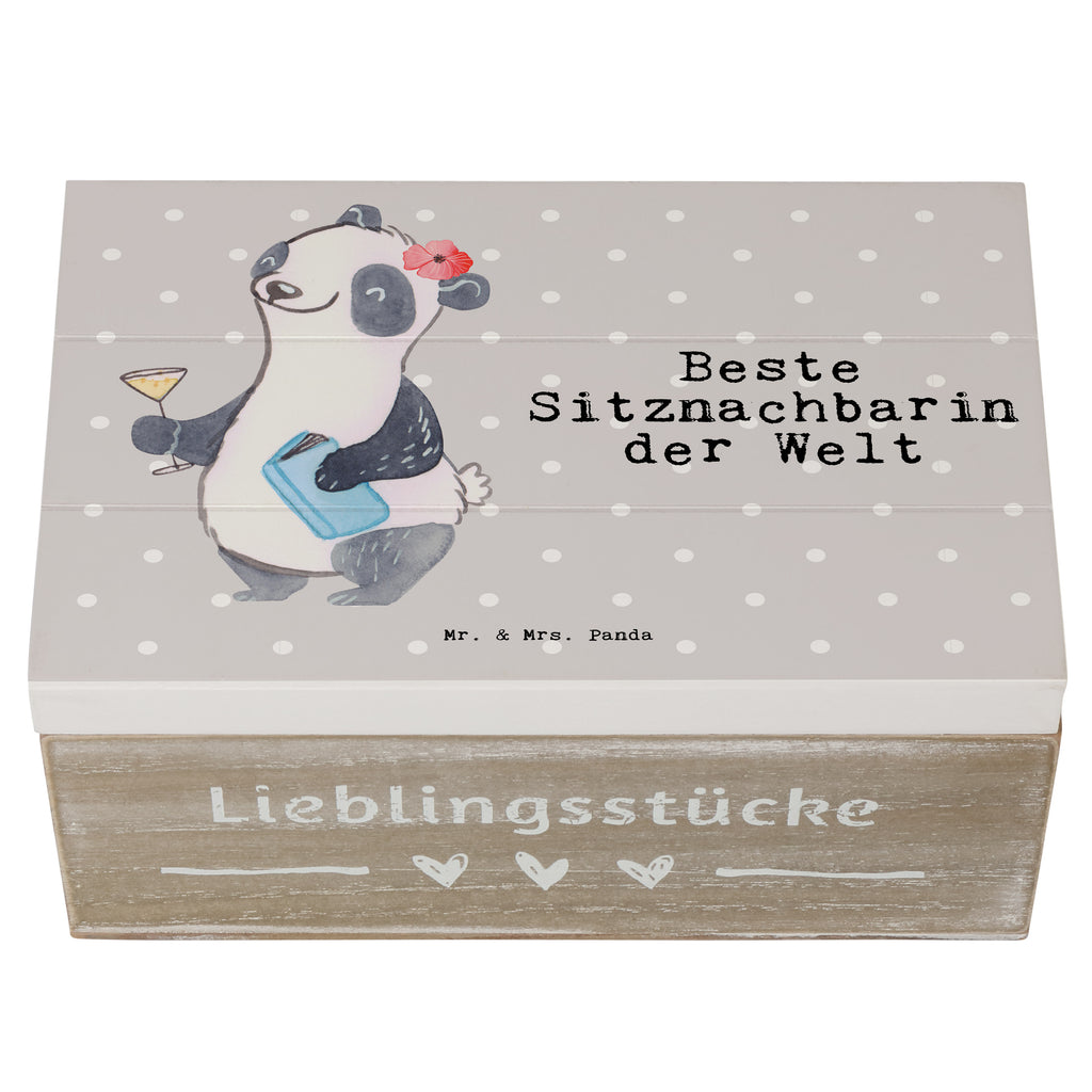 Holzkiste Panda Beste Sitznachbarin der Welt Holzkiste, Kiste, Schatzkiste, Truhe, Schatulle, XXL, Erinnerungsbox, Erinnerungskiste, Dekokiste, Aufbewahrungsbox, Geschenkbox, Geschenkdose, für, Dankeschön, Geschenk, Schenken, Geburtstag, Geburtstagsgeschenk, Geschenkidee, Danke, Bedanken, Mitbringsel, Freude machen, Geschenktipp, Sitznachbarin, Stuhlnachbar, Mitschülerin, Nachbarin, Uni, Universität, Seminar, Kommilitone, Tischnachbar, Schule, Mitstudentin, Hochschule, Beste Sitznachbarin der Welt, Weltbeste Sitznachbarin